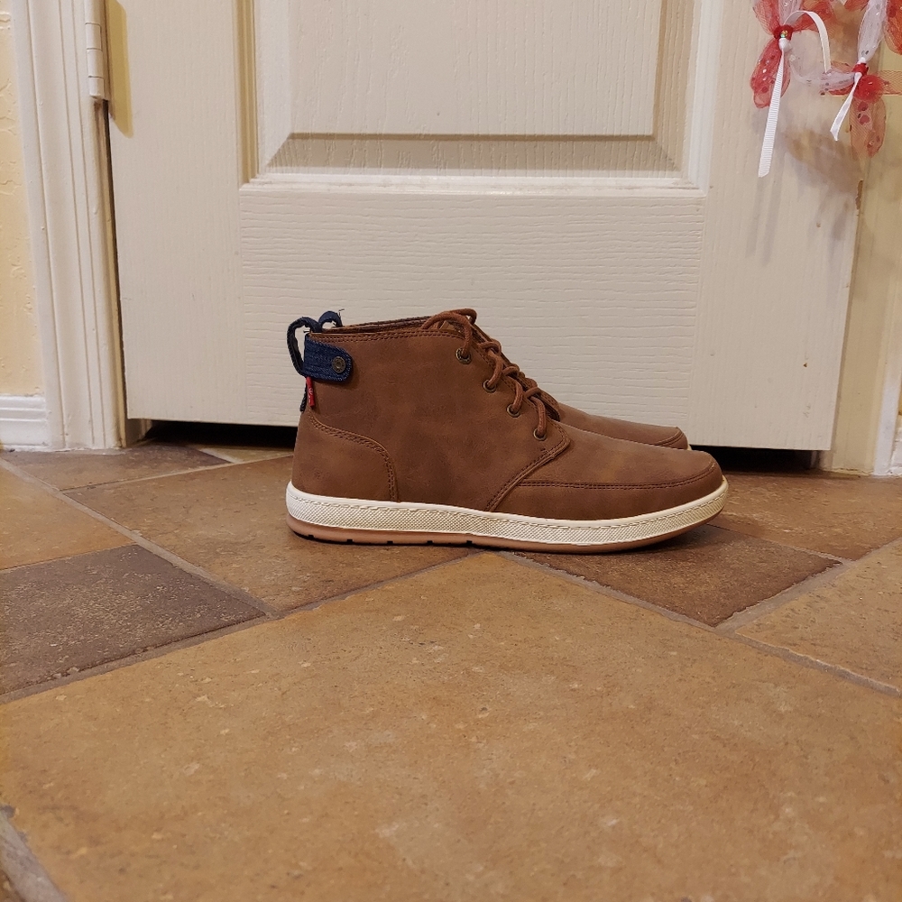 Sneakers 👟  Levi's size 8.5 color brown